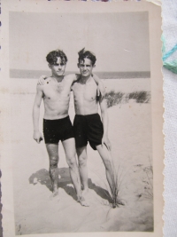 Jan Dražan (vpravo) s poddůstojníkem Peckmanem na pláži na vojně v Holandsku