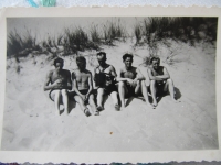Jan Dražan na pláži s kamarády na vojně v Holandsku