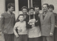Jarmila a František Kalousovi s dětmi, zleva: Bohuslav, Jan, Miroslava, František, Zlata, kolem roku 1960