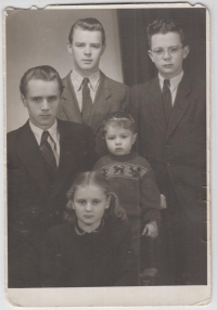 Jiří Hylmar (s brýlemi) se sourozenci