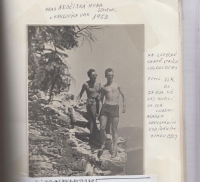 Jiří Hylmar (vlevo) na Andělské Hoře u Karlových Varů, červenec 1953