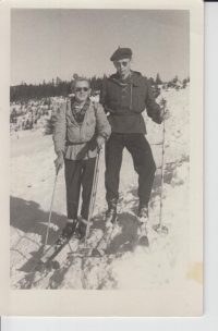 Jiří Hylmar (vlevo) s kamarádem Maternou v Krkonoších, 1952