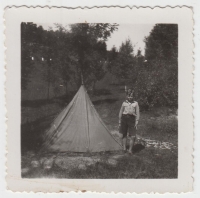 Jiří Hylmar a první stan v junáckém středisku Sopka, červen 1945
