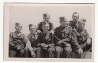 Josef Hons (vlevo) na vojně, 1946