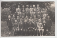 Josef Hons (zcela vlevo) a jeho třída ve věku 12 let, 1935