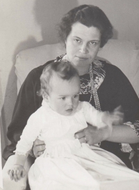Karel s maminkou na Orlíku, zima 1938-1939