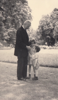 Karel, Anna a páter Pekař, léto 1940