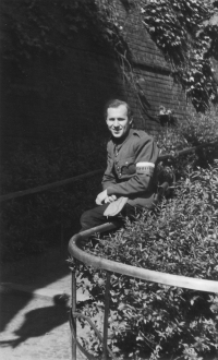 Karel Šanda v Terezíně po válce, kde fotografoval a působil jako člen Čsl. pom. pořádkové policie