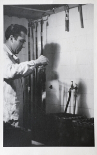 Karel Šanda ve své drogérii v Litoměřicích po válce při přípravě drogistického zboží