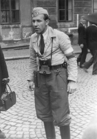 Karel Šanda po válce s páskou československé policie a fotoaparátem, kterým zachytil poválečné události v Terezíně a Litoměřicích