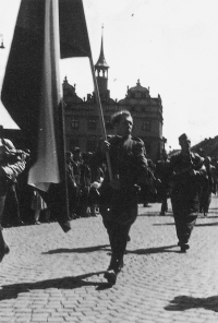 Poválečná slavnostní přehlídka v Litoměřicích na náměstí po osvobození, květen 1945 (foto Karel Šanda)