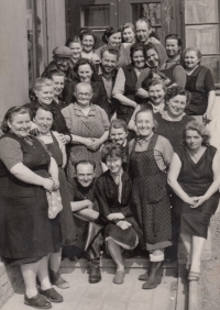 Kolektiv barevny Stuha Dobruška, Zlata Kalousová dole uprostřed, 1962