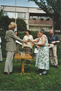 Předávání certifikátů absolventům kurzu psychoanalytické psychoterapie dětí a dospívajících. Praha, 1998