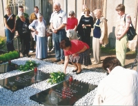 Otevření židovského hřbitova v Oederanu za účasti bývalých vězeňkyň koncentračního tábora, Německo, 1991