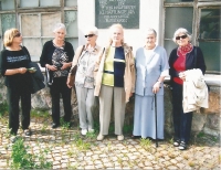 Bývalý pracovní tábor v Oederanu a ženy, které byly v tomto baráku za války vězněny, Německo, 2000