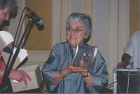 Lydia Tischlerová přebírá cenu za práci pro evropské psychoanalytické psychoterapeuty. Stockholm, 2002