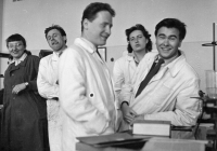 Vladimír Mašín (vpravo) na střední průmyslové škole chemické v Lovosicích