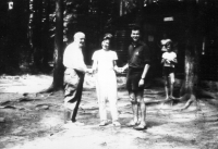 Pamětník na pionýrském táboře v saském Švýcarsku, Papsdorf, s vedoucím tábora Fritzem Menschnerem (vlevo)
