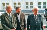 Pamětník na srazu se střední školou (vlevo), vpravo profesor