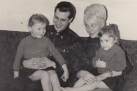 Manželé Ettelovi s dcerami Věrou a Sylvou, 1966