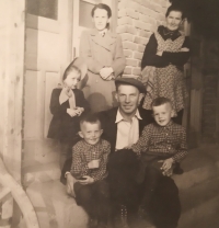 Manželé Marie a František Kalousovi s babičkou a dětmi Zlatou, Bohuslavem, Františkem, 1944