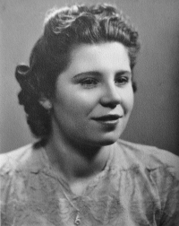 Marie Janošková za svobodna (Čevelová) v 18 letech, 1950