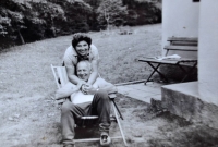 Marie Janošková na dovolené na chatě v Rajnochovicích, 1975