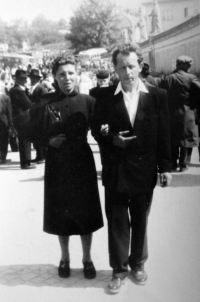 Marie Janošková s manželem na pohřbu matky, 1970