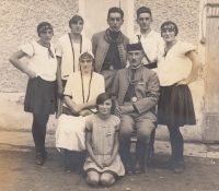 Prarodiče Karel a Marie Vondrovi, matka Věra zcela vlevo, kolem roku 1930