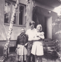 Miluše Řezaninová s babičkou Cecílií a bratrancem, 60. léta
