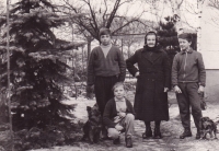Miluše Řezaninová s babičkou Cecílií a bratry Richardem a Vlastimilem, 50. léta