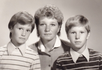 Miluše Řezaninová s dětmi Daliborem a Ilonou, 1985