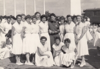 Nacvičování na spartakiádu, Zlata Kalousová vzadu uprostřed, 1960