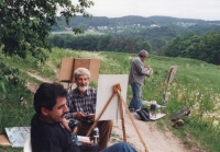 Pamětník Jaroslav Najman (uprostřed) během malířského soustředění v Branžeži, 2004