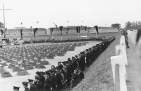 Národní pohřeb v Terezíně 16. září 1945, kterého se účastnili bývalí vězni, pozůstalí, představitelé politického a veřejného života poválečného Československa včetně ministra zahraničí Jana Masaryka (foto Karel Šanda)