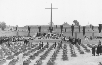 The national burial of exhumed bodies in Terezín on September 16, 1945, which was attended by former prisoners, survivors, representatives of political and public life in post-war Czechoslovakia, including Foreign Minister Jan Masaryk, these graves became the basis of the National Cemetery in the area in front of the Small Fortress (photo by Karel Šanda)