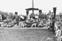 Tisíce lidí dorazily v neděli 16. září 1945 do Terezína na pohřeb 601 exhumovaných z hromadných hrobů (foto Karel Šanda)