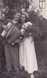 Otec Richard Janků s harmonikou, 40. léta
