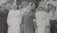 Emilie Vančurová s členkami Červeného kříže, Čkyně