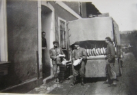 Manžel  Emilie Vančurové Petr Vančura při práci, 1955