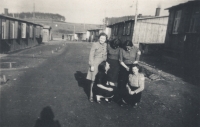 Pohled na pracovní tábor Holleischen – část pro děvčata z protektorátu
