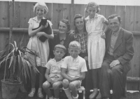 Rodina Bouzkových v Březské, 1953