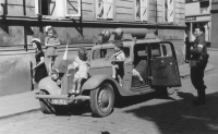 Pamětnice s dětmi a rodinným automobilem cca v roce 1947, automobil byl rodině po Únoru 1948 zabaven