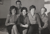 Rodina Šandova – zleva prostřední Marie, prvorozený Karel, pamětnice, nejmladší Hana a manžel Karel Šanda – doma v Litoměřicích v roce 1960