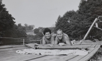 Manželé Šandovi na litoměřické plovárně v roce 1963