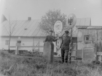 Jiří Bláha (vlevo) vyfocen v září 1970 za železnou oponou u hraničního přechodu se Spolkovou republikou Německo
