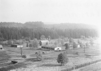 Záběr z pozorovatelny na ubikace roty u zaniklé vesnice Starý Pochr, datace 1969–1971