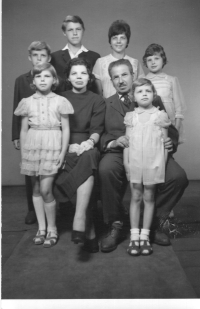 Foto s rodiči a pěti sourozenci, pamětnice stojí první zprava