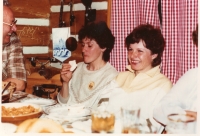 Květa Jeriová a Gabriela Soukalová - Svobodová (vpravo) při neformálním přijetí ministrem vnitra Jaromírem Obzinou na chatě v Kořenově. Přelom 70. a 80. let 20. století