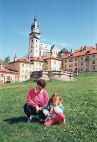 Pamětnice s dcerou Gabrielou, pozdější slavnou biatlonistkou, v roce 1995 v rodné Kremnici